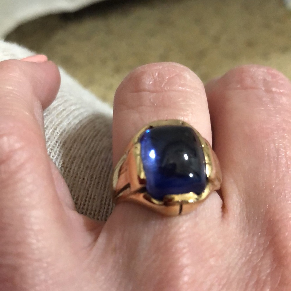 Item #0164 - 10K Gold & Sapphire Ring in a size 5.75